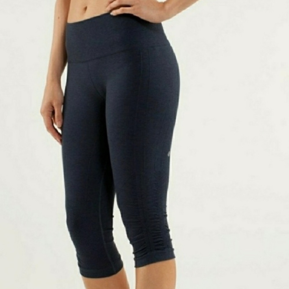 Lululemon in the flow crop size six